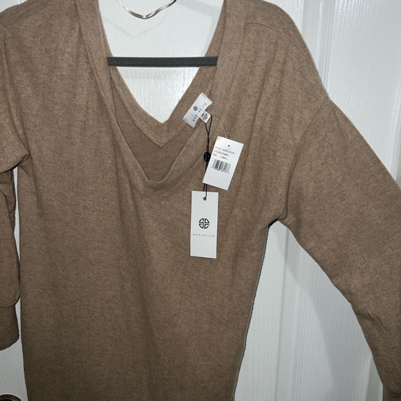 Socialite dress - Picture 2 of 3